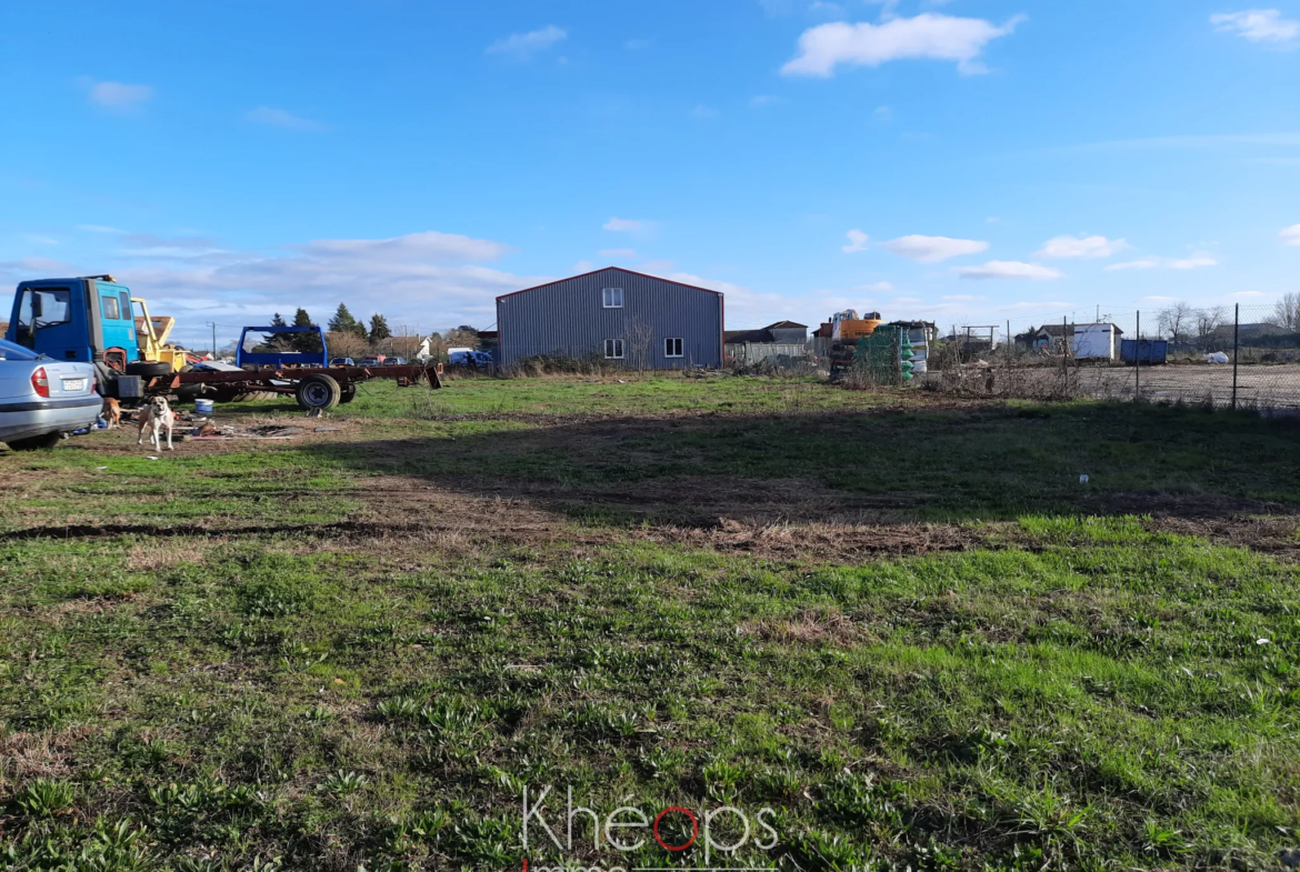 Terrain industriel à vendre à Lamothe Landerron pour 55 000 € 