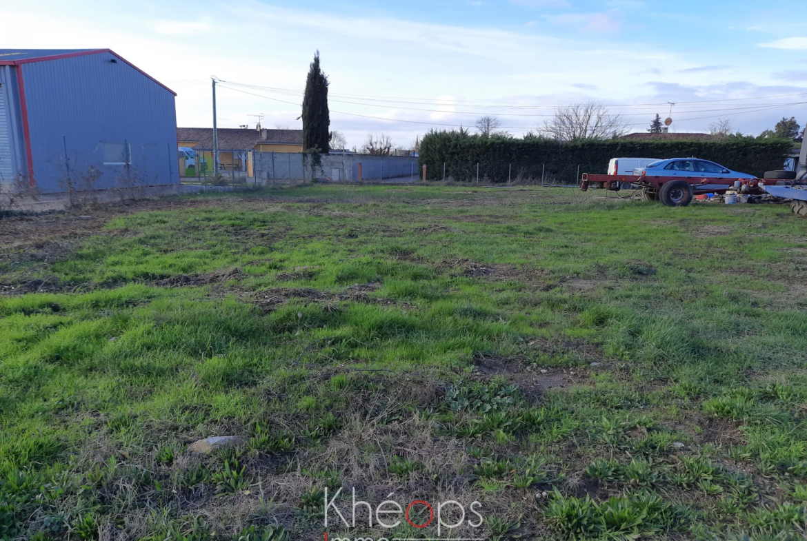 Terrain industriel à vendre à Lamothe Landerron pour 55 000 € 