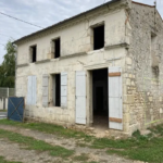 Maison charentaise à rénover à Port d'Envaux avec terrain de 3300 m²