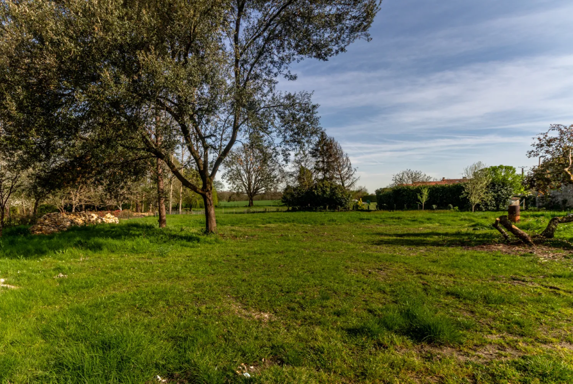 Maison charentaise à rénover à Port d'Envaux avec terrain de 3300 m² 