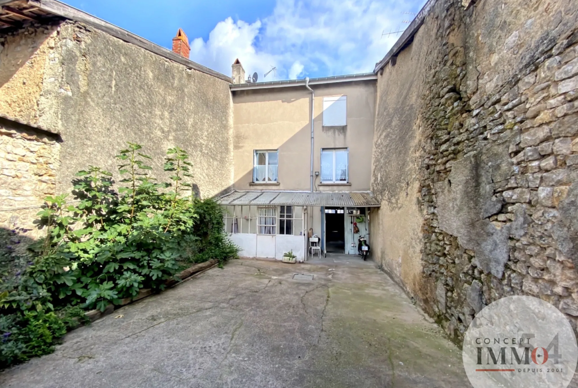 Maison de village à vendre à Trondes avec 4 chambres et jardin 