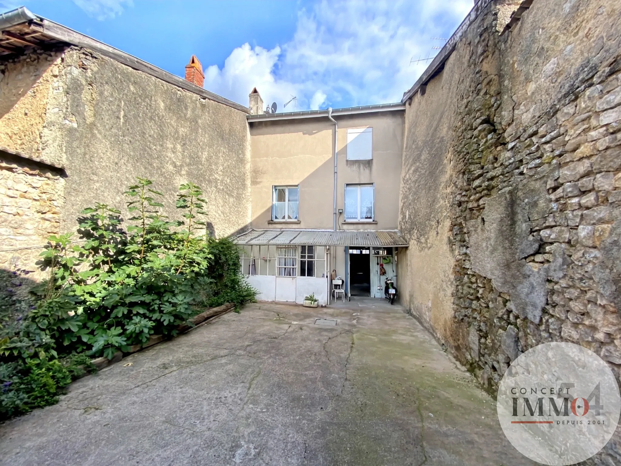 Maison de village à vendre à Trondes avec 4 chambres et jardin 