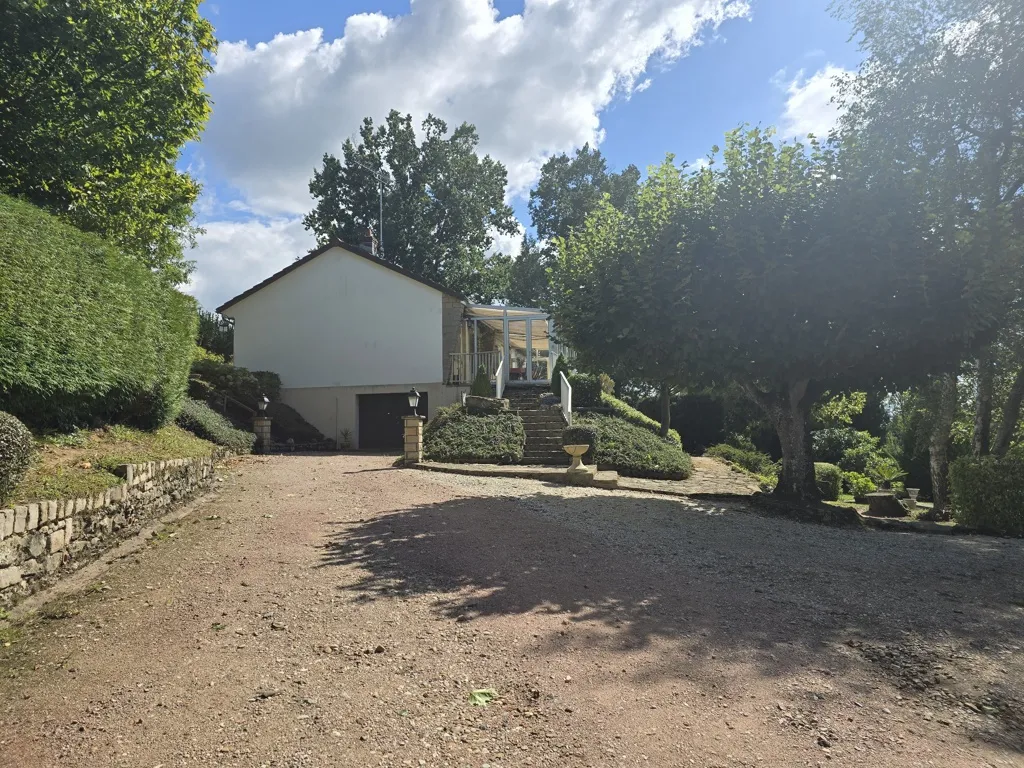 Belle maison à 10 minutes de Paray-le-Monial avec véranda et parc arboré 