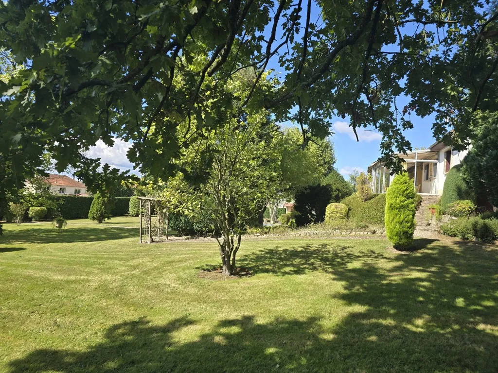 Belle maison à 10 minutes de Paray-le-Monial avec véranda et parc arboré 