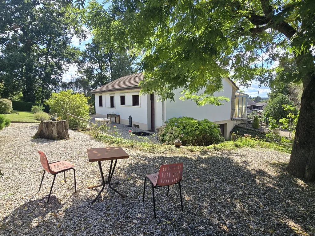 Belle maison à 10 minutes de Paray-le-Monial avec véranda et parc arboré 