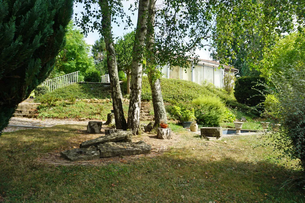 Belle maison à 10 minutes de Paray-le-Monial avec véranda et parc arboré 