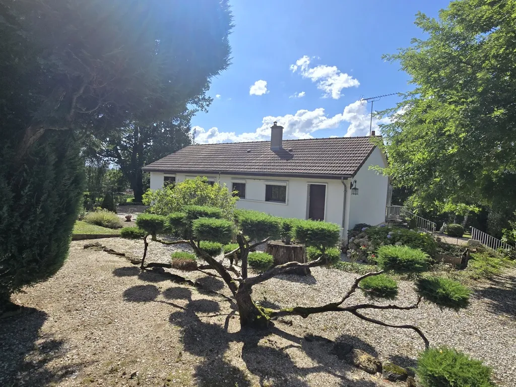 Belle maison à 10 minutes de Paray-le-Monial avec véranda et parc arboré 