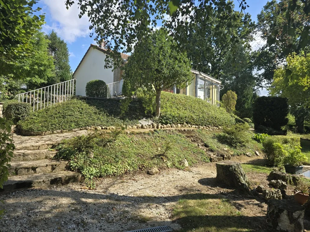 Belle maison à 10 minutes de Paray-le-Monial avec véranda et parc arboré 