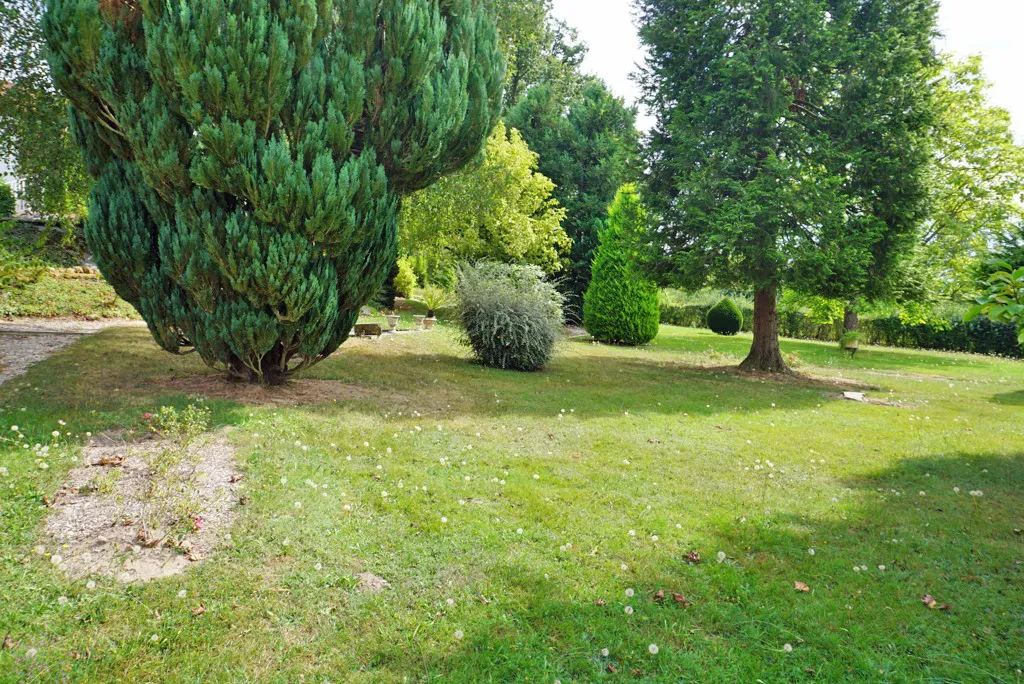 Belle maison à 10 minutes de Paray-le-Monial avec véranda et parc arboré 