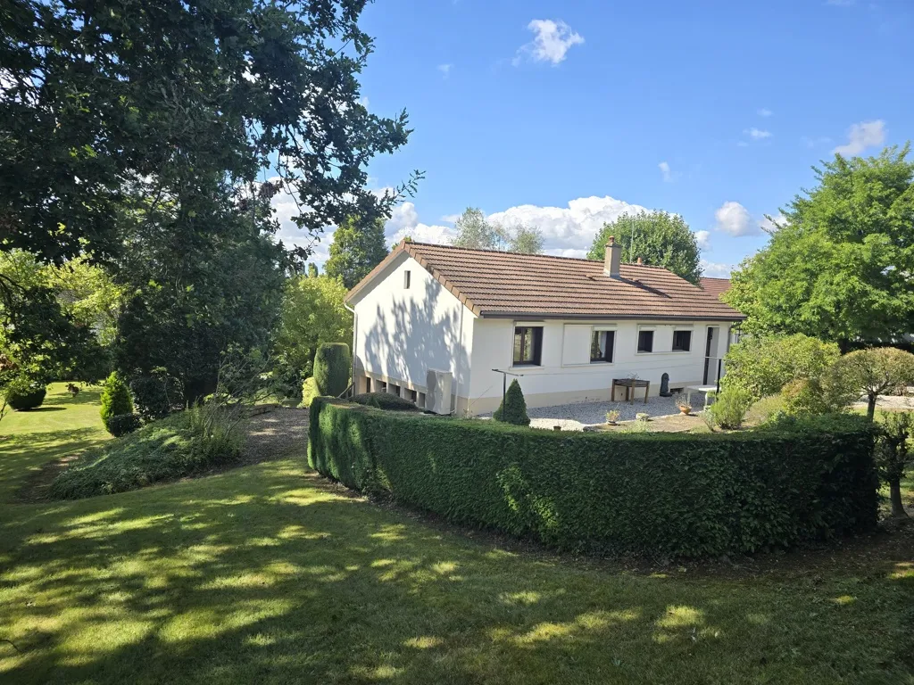 Belle maison à 10 minutes de Paray-le-Monial avec véranda et parc arboré 