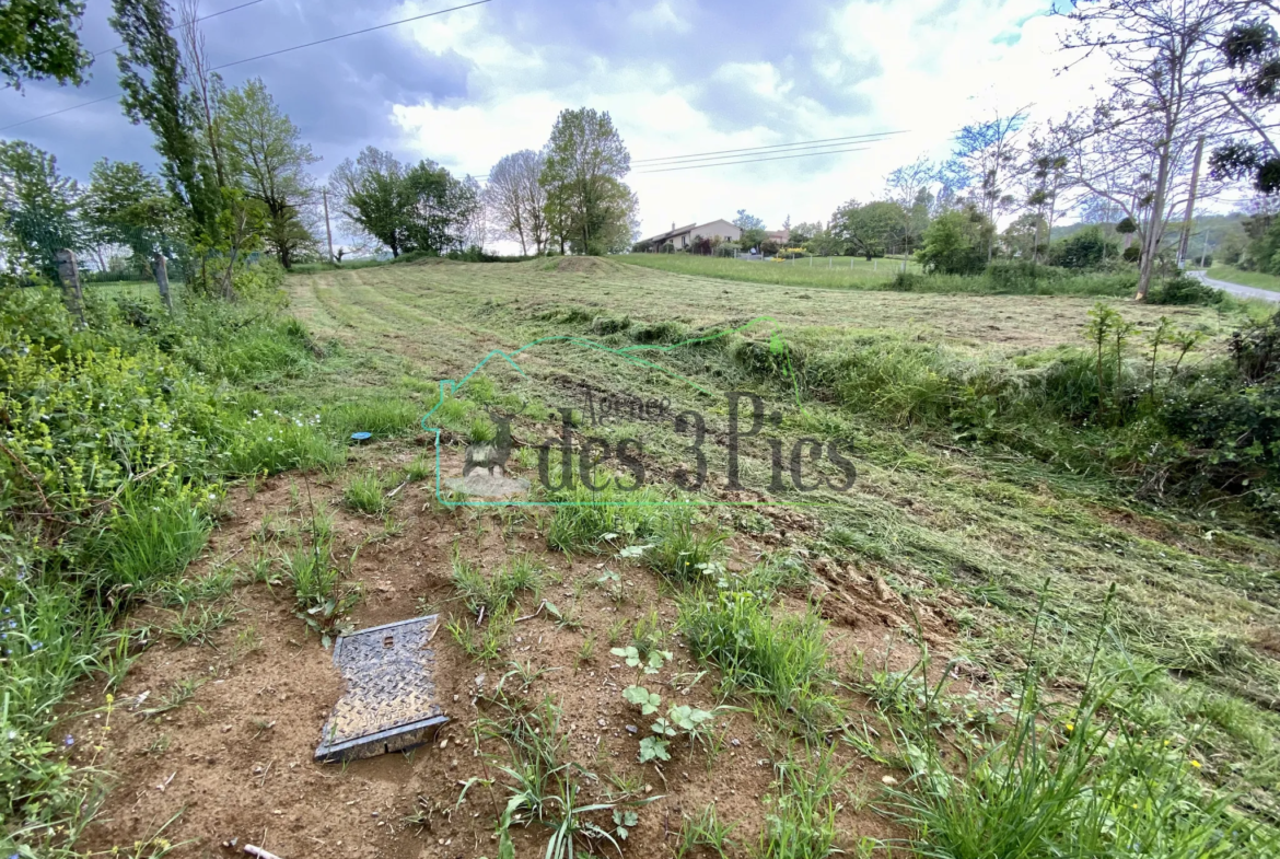 Terrain constructible de plus de 2400 m² à Mancioux 