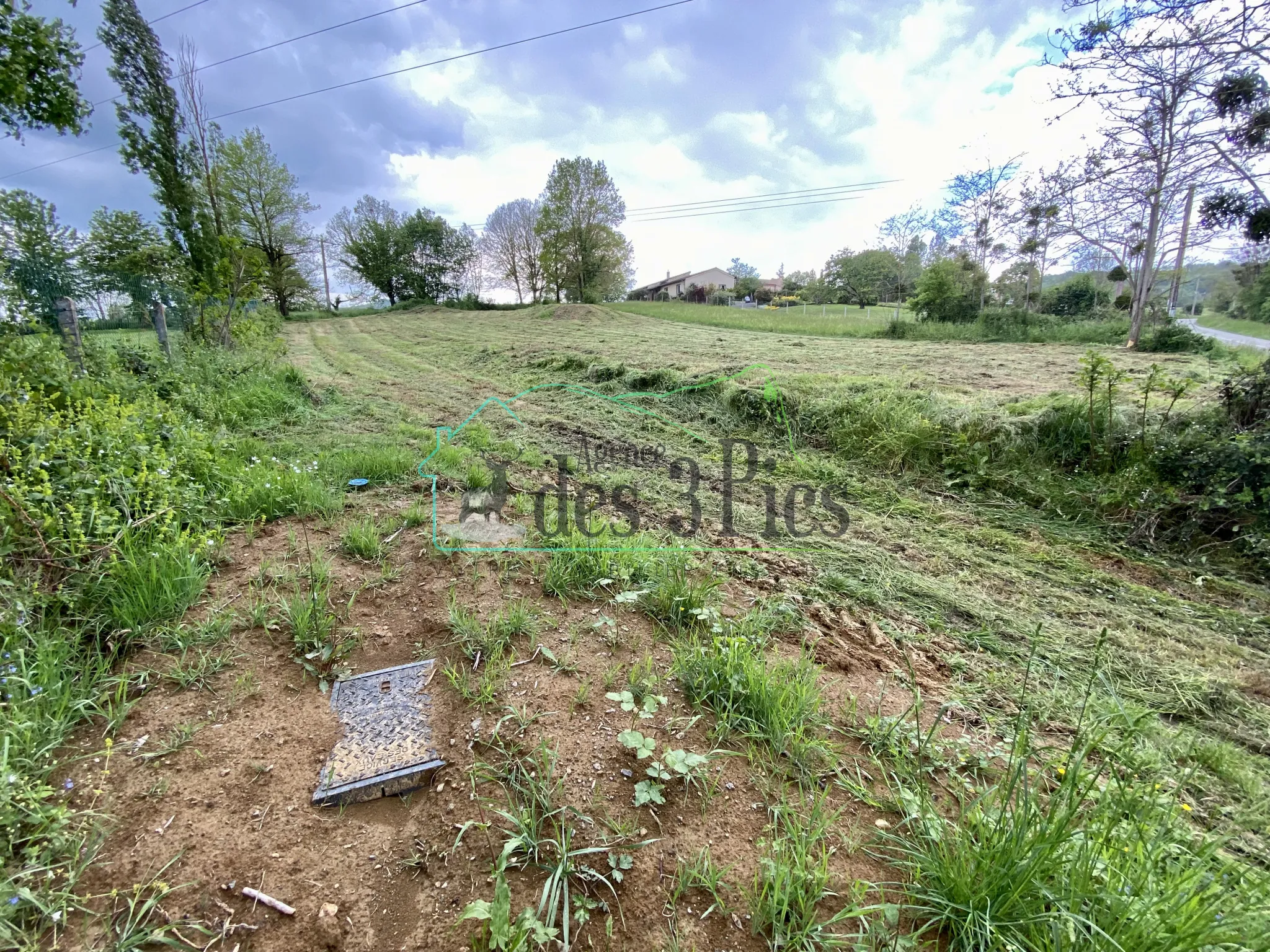 Terrain constructible de plus de 2400 m² à Mancioux 