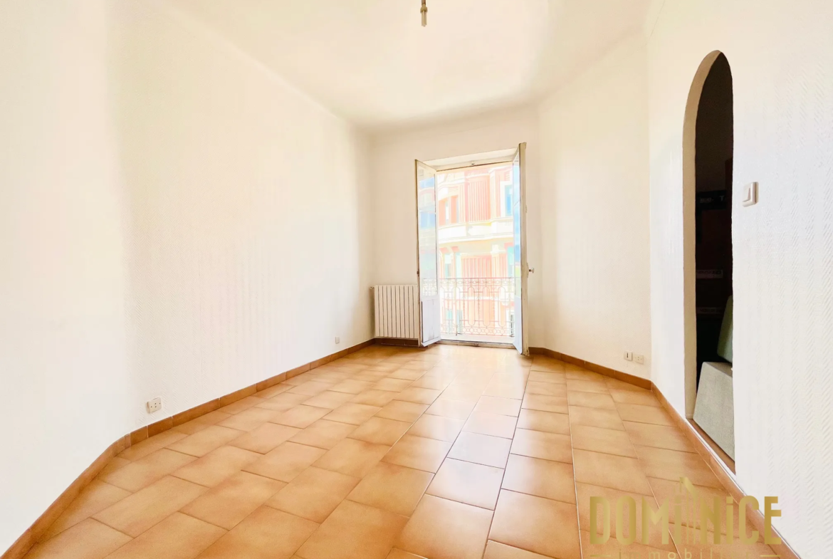 Vente Appartement 3 pièces de 55 m² à Nice - Dernier étage avec balcon et vue dégagée 