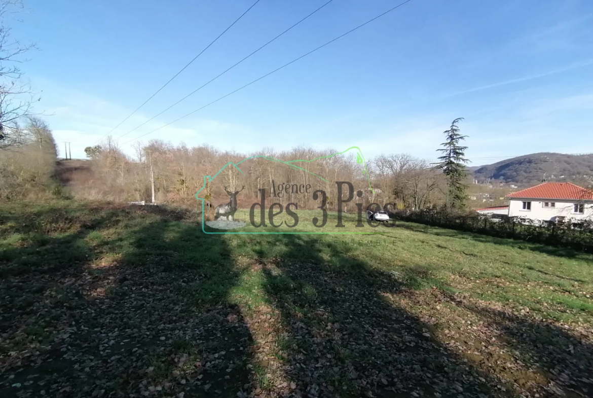 Terrain constructible de plus de 2400 m² à Mancioux 