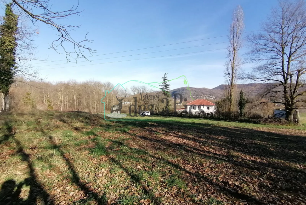 Terrain constructible de plus de 2400 m² à Mancioux 