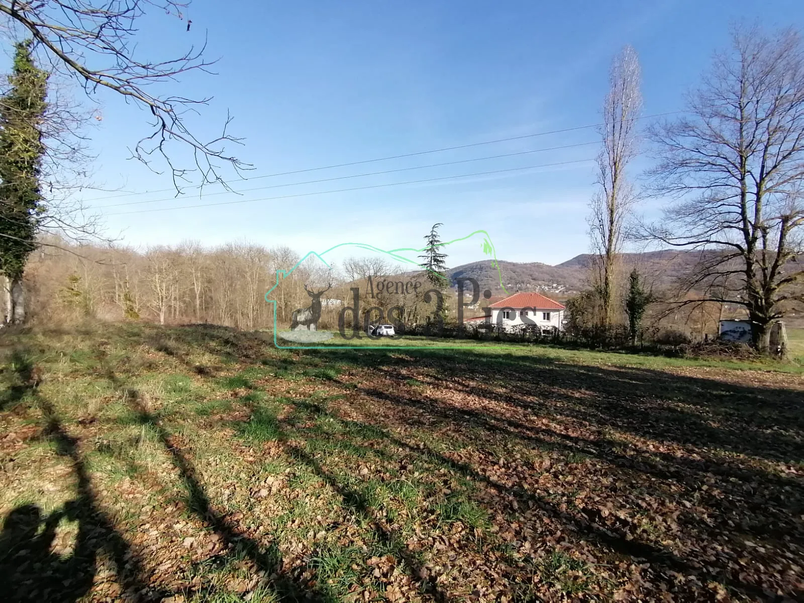 Terrain constructible de plus de 2400 m² à Mancioux 