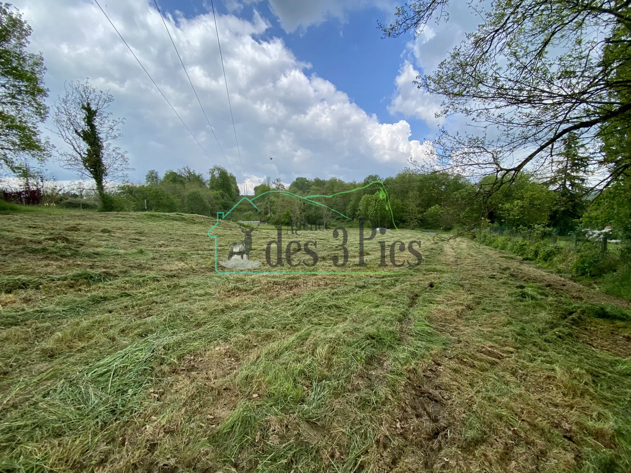 Terrain constructible de plus de 2400 m² à Mancioux 