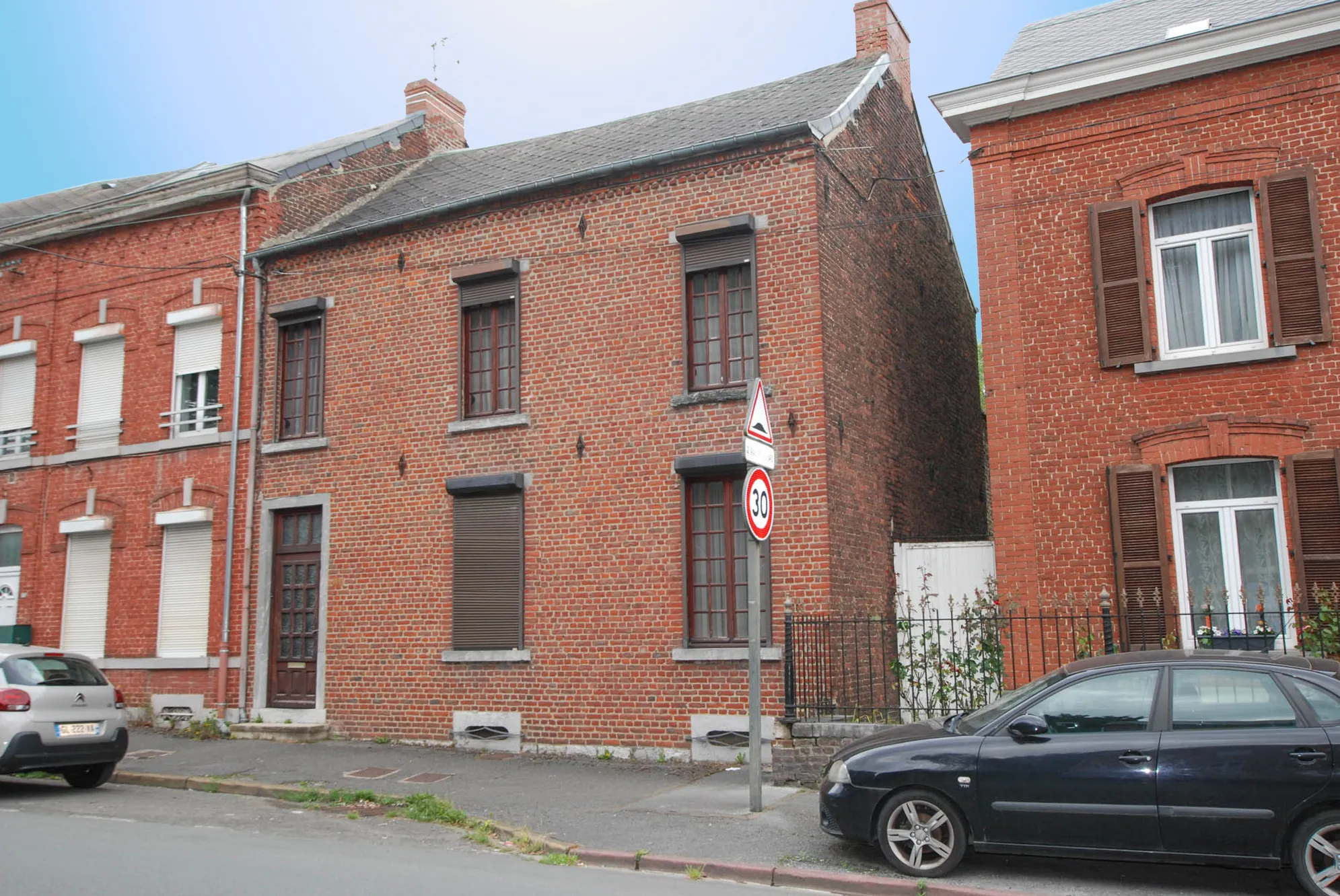 Maison spacieuse à Jeumont - 5 chambres et terrain clos 