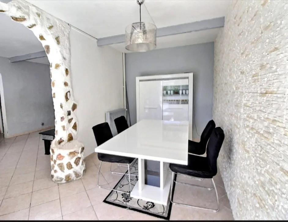 Bel Appartement T4 en Vente à Marignane avec Gardien et Espaces Verts 