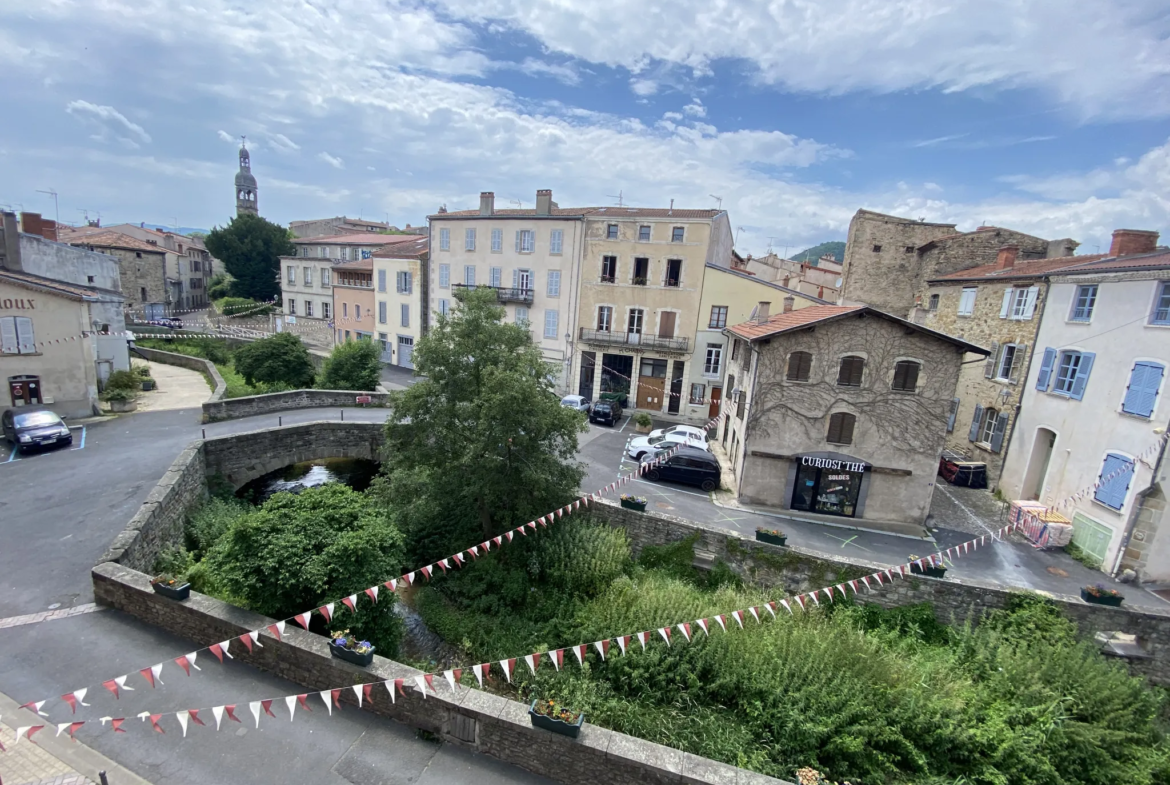 Maison de 100 m² avec local commercial en plein centre de Billom 