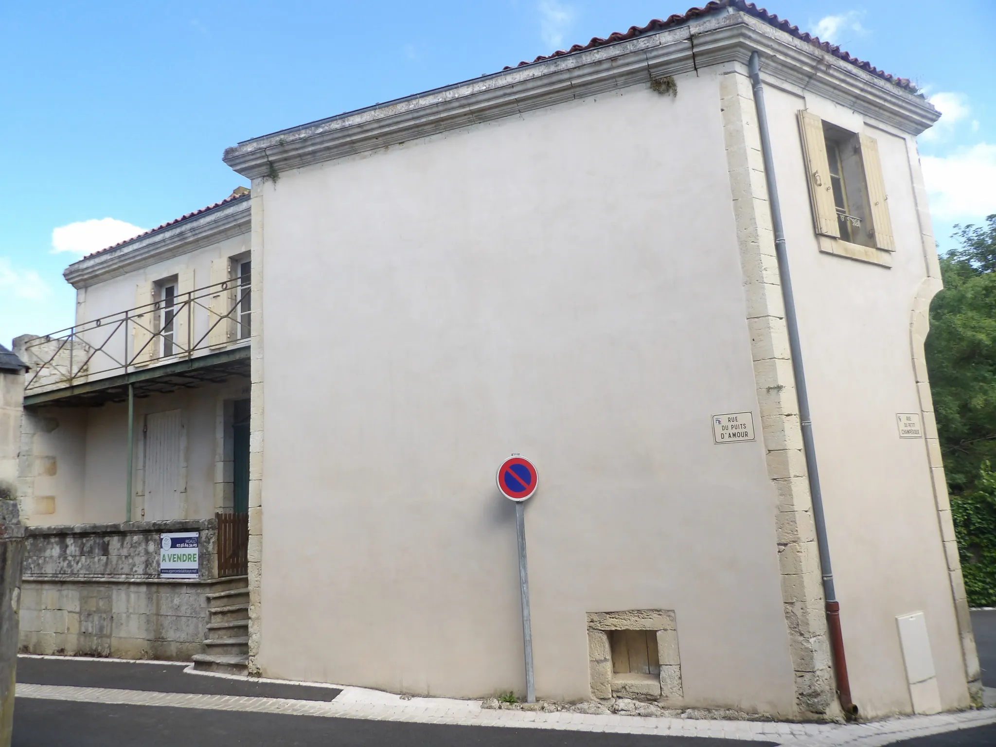 Immeuble de caractère au cœur de Saint Savinien à vendre 