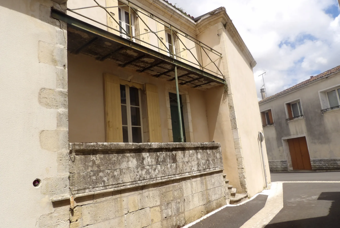 Immeuble de caractère au cœur de Saint Savinien à vendre 