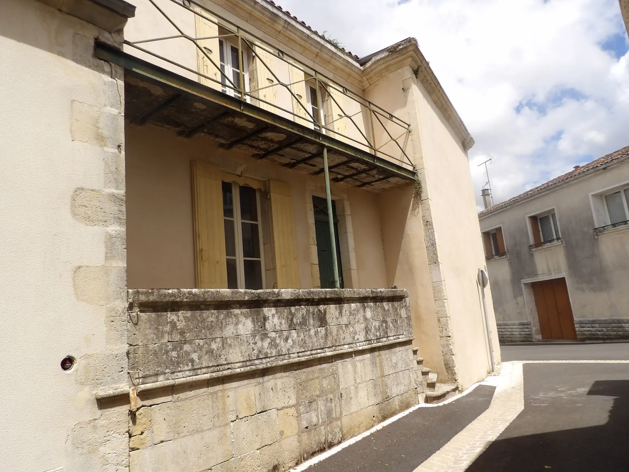 Immeuble de caractère au cœur de Saint Savinien à vendre 