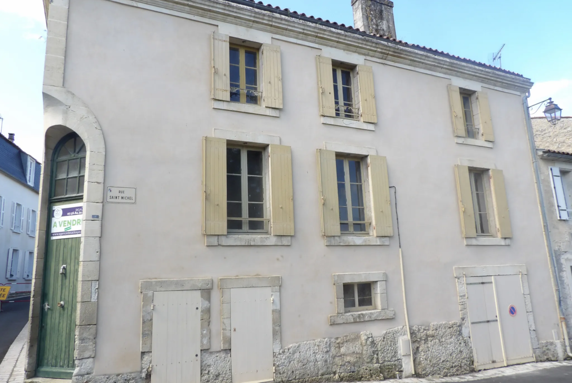 Immeuble de caractère au cœur de Saint Savinien à vendre 