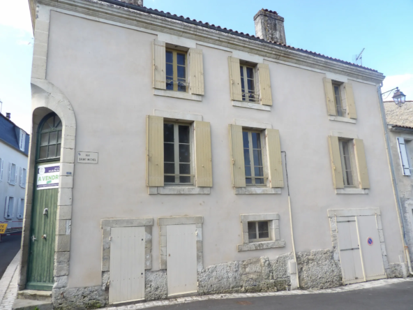 Immeuble de caractère au cœur de Saint Savinien à vendre