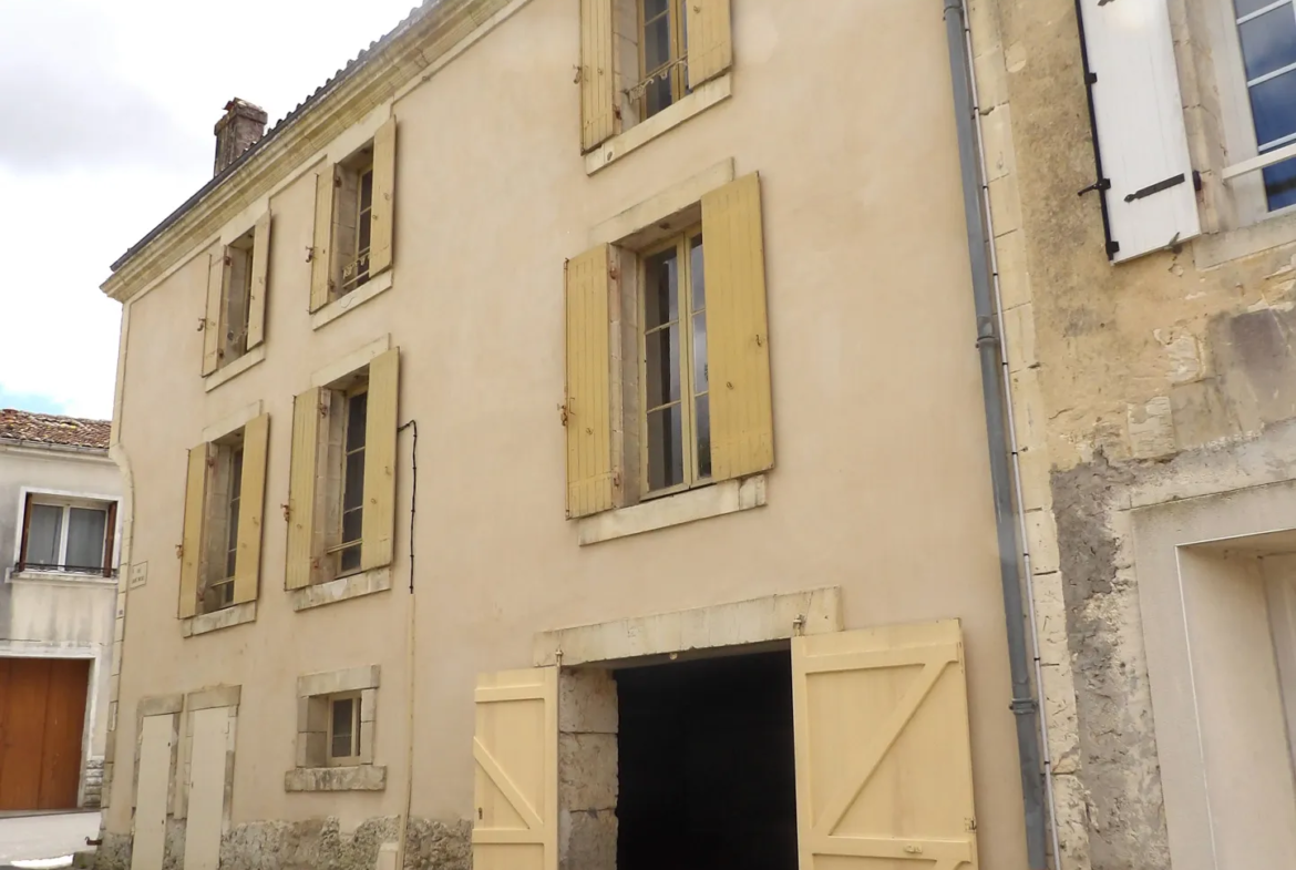 Immeuble de caractère au cœur de Saint Savinien à vendre 