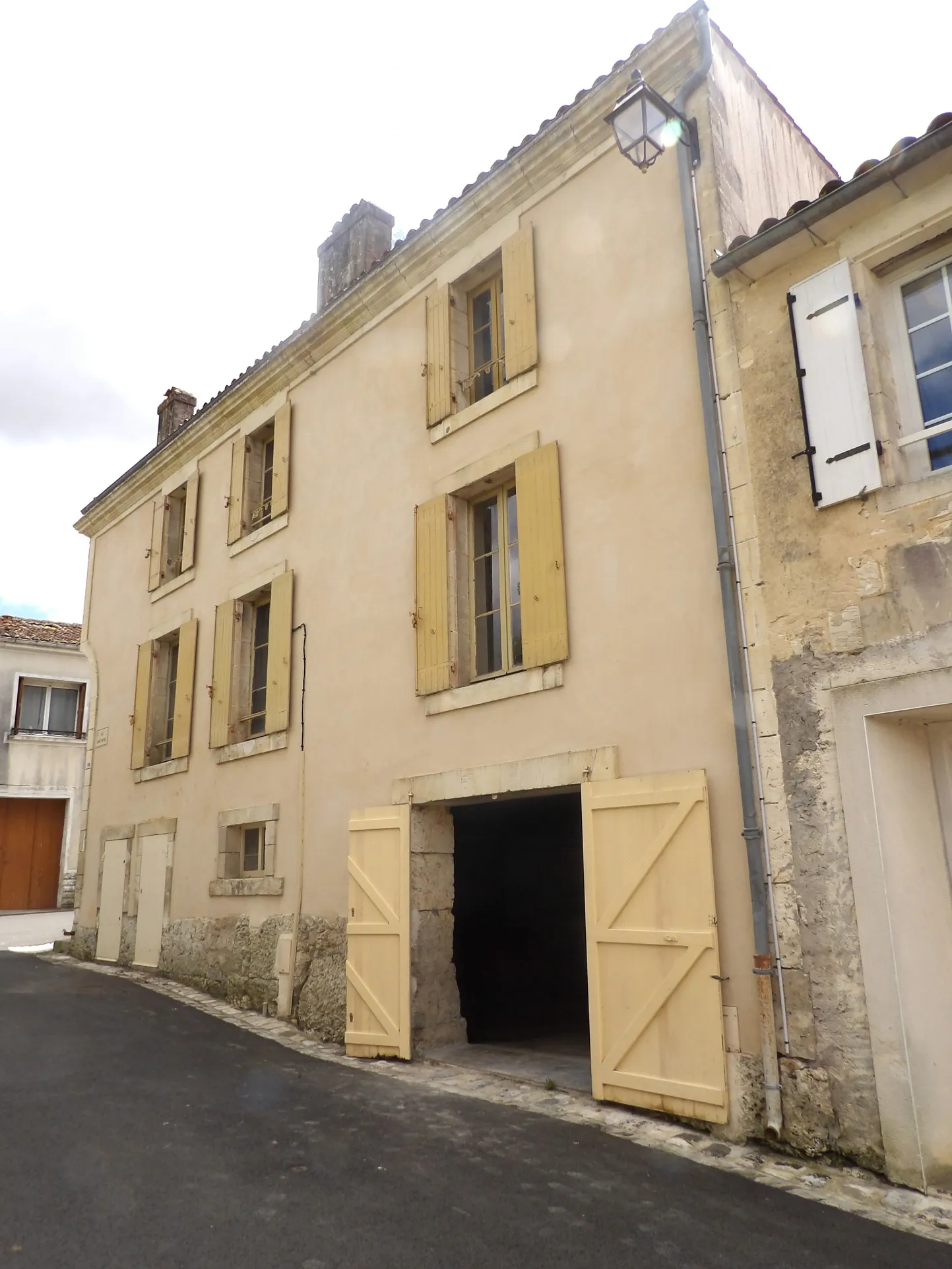 Immeuble de caractère au cœur de Saint Savinien à vendre 