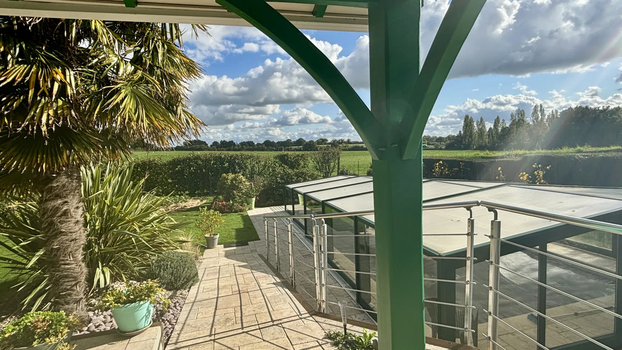 Pavillon des années 80 avec piscine à vendre à Yzernay 