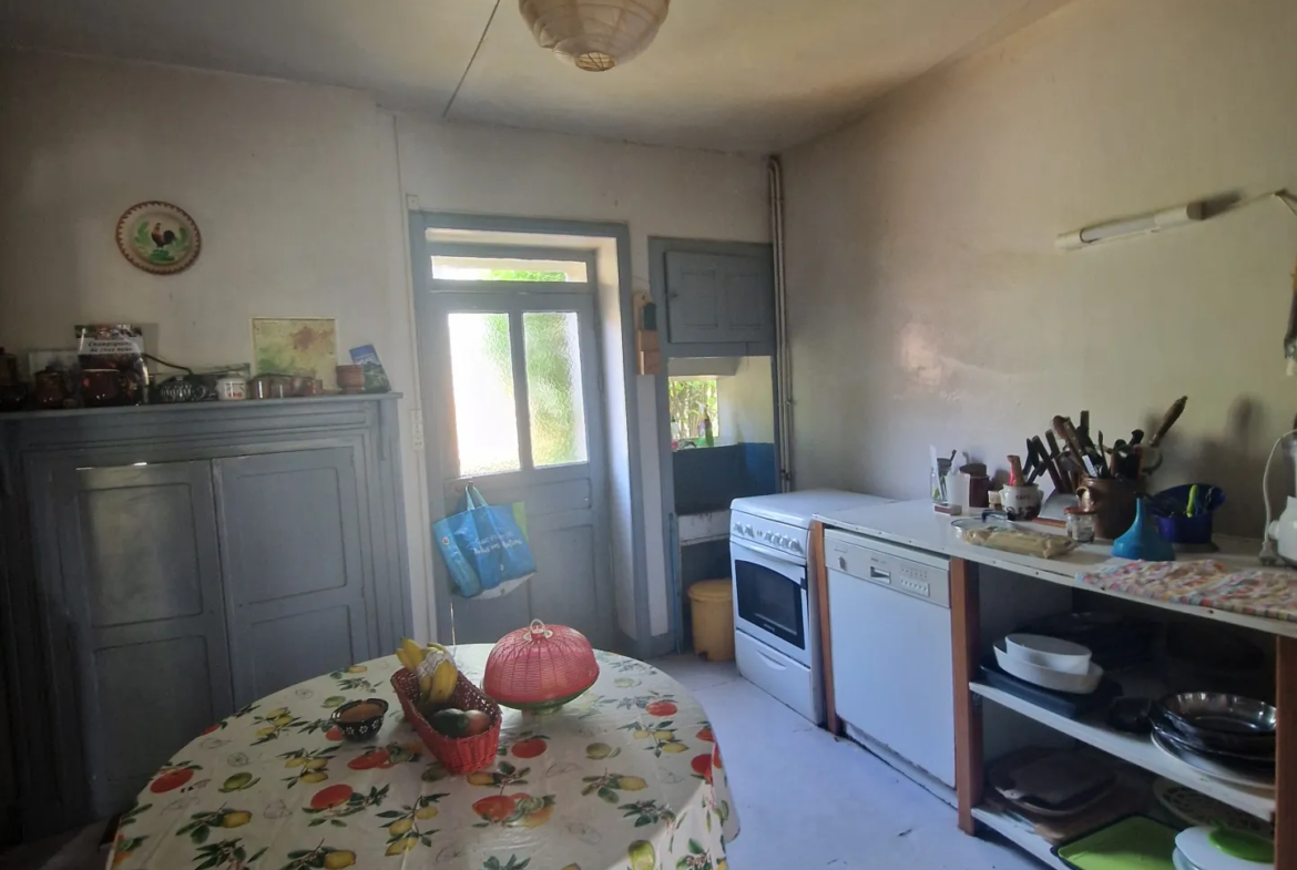 Maison familiale à vendre à Lubersac avec grand parc 