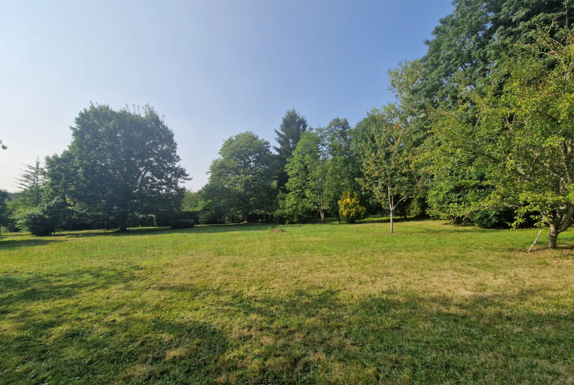 Maison familiale à vendre à Lubersac avec grand parc 