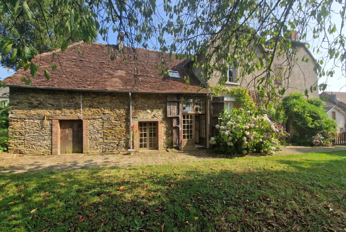 Maison familiale à vendre à Lubersac avec grand parc 