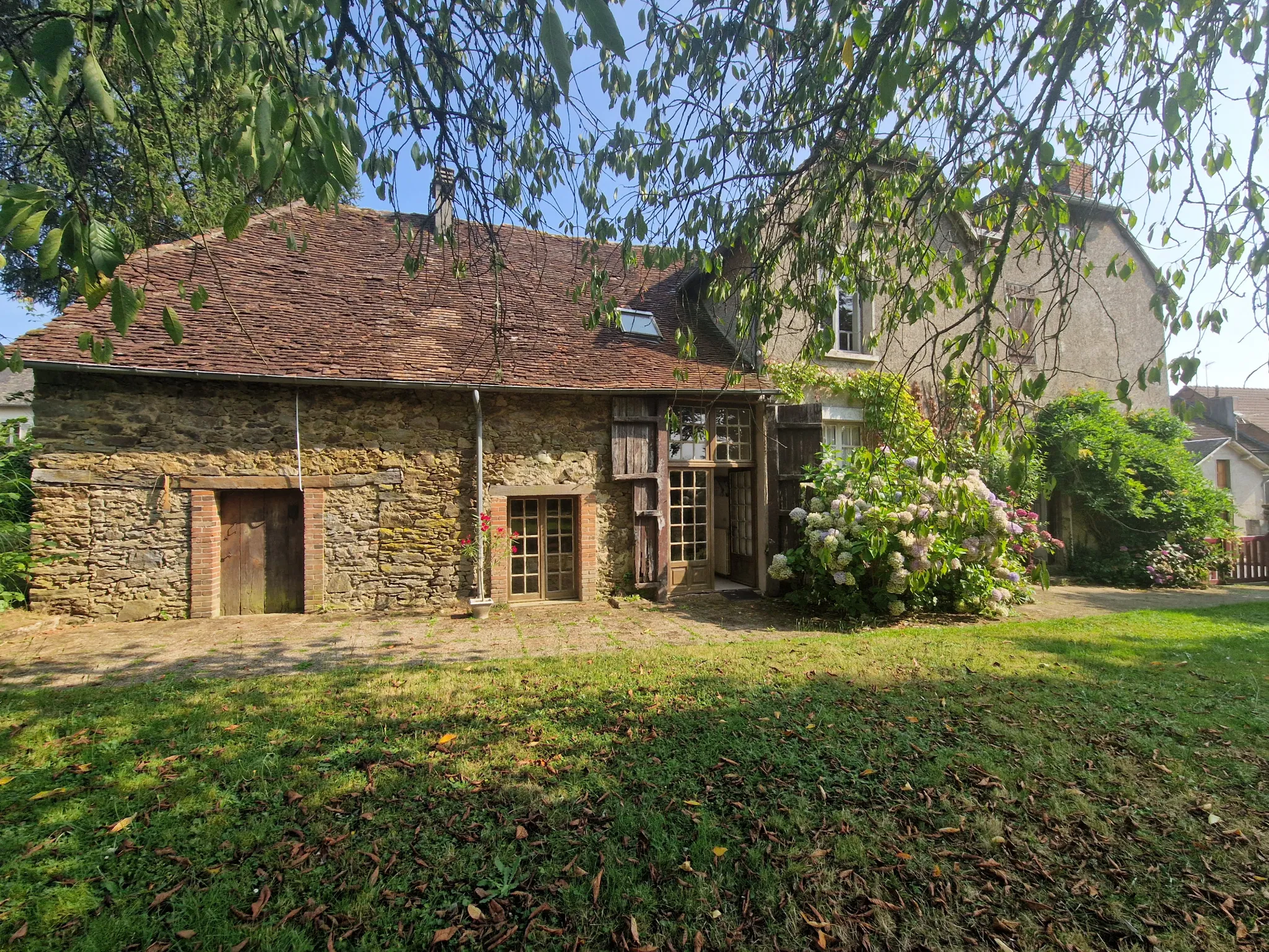 Maison familiale à vendre à Lubersac avec grand parc 