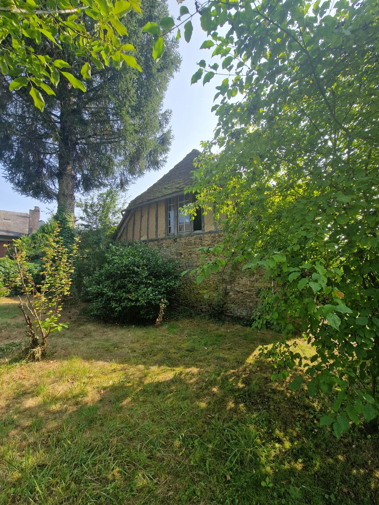 Maison familiale à vendre à Lubersac avec grand parc 