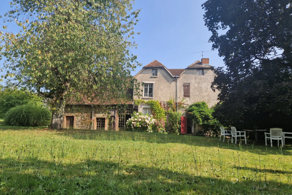 Maison familiale à vendre à Lubersac avec grand parc 