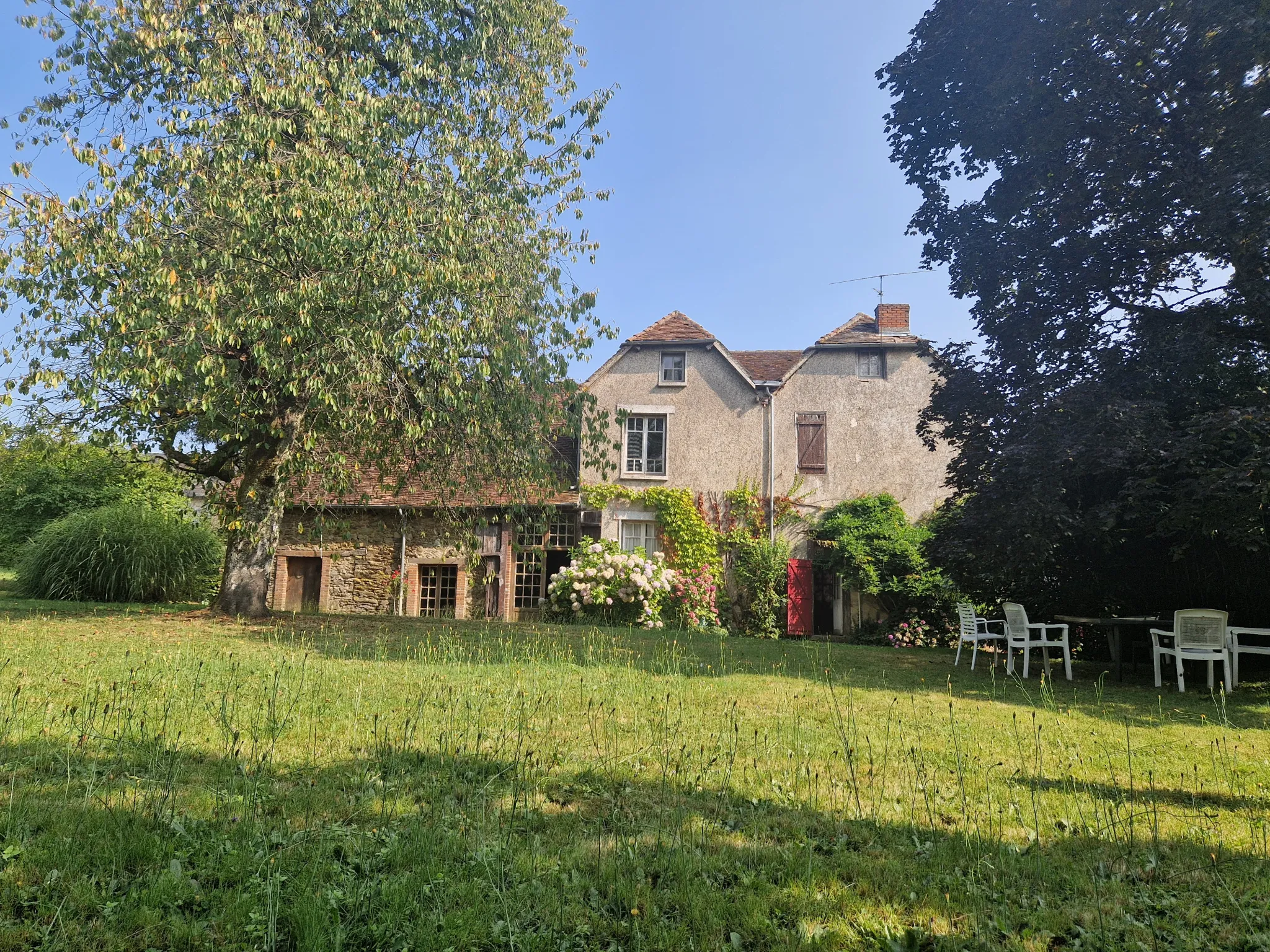 Maison familiale à vendre à Lubersac avec grand parc 