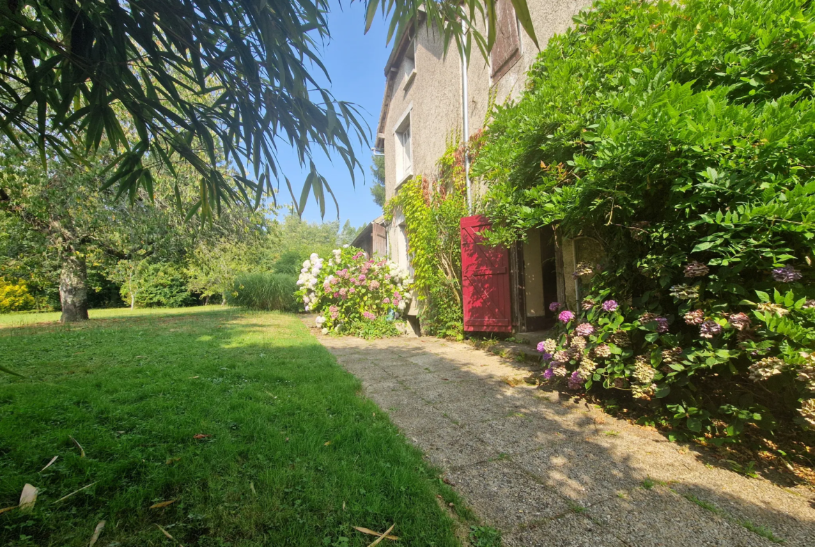 Maison familiale à vendre à Lubersac avec grand parc 