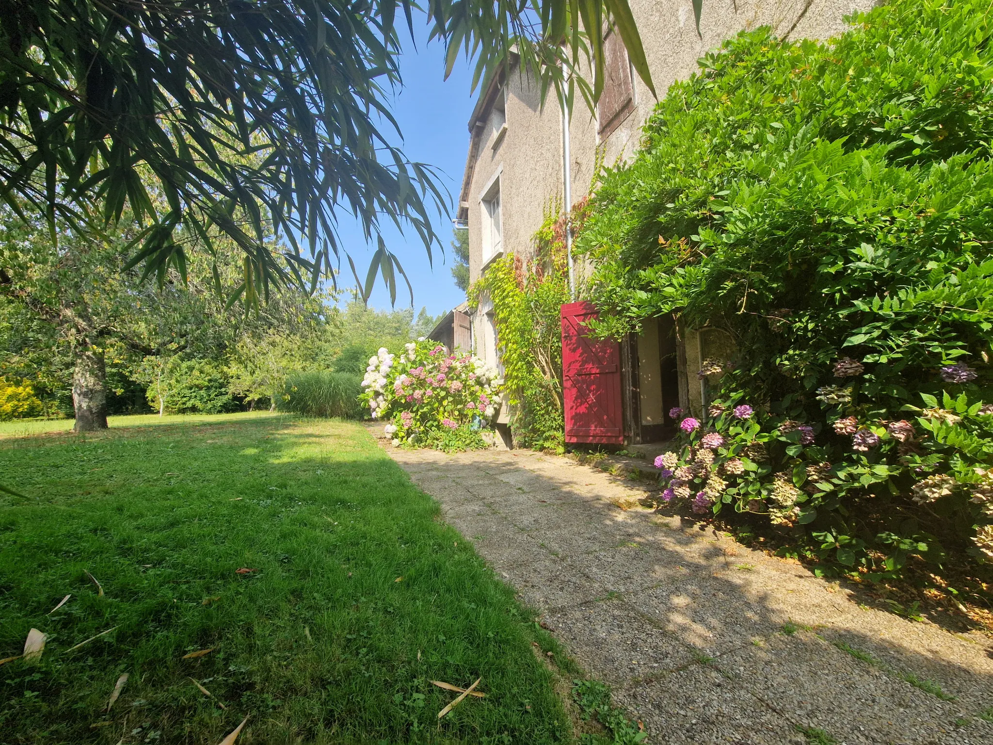 Maison familiale à vendre à Lubersac avec grand parc 