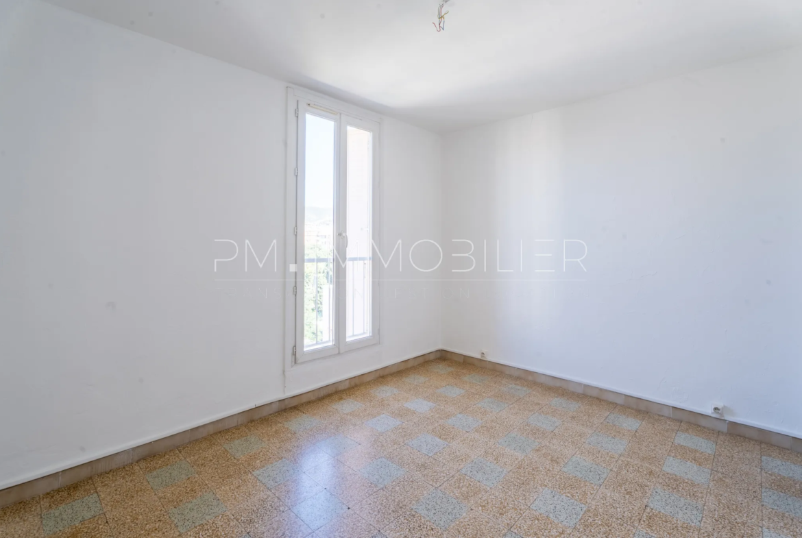 Spacious Apartment with Views in Sainte Marguerite, Marseille 