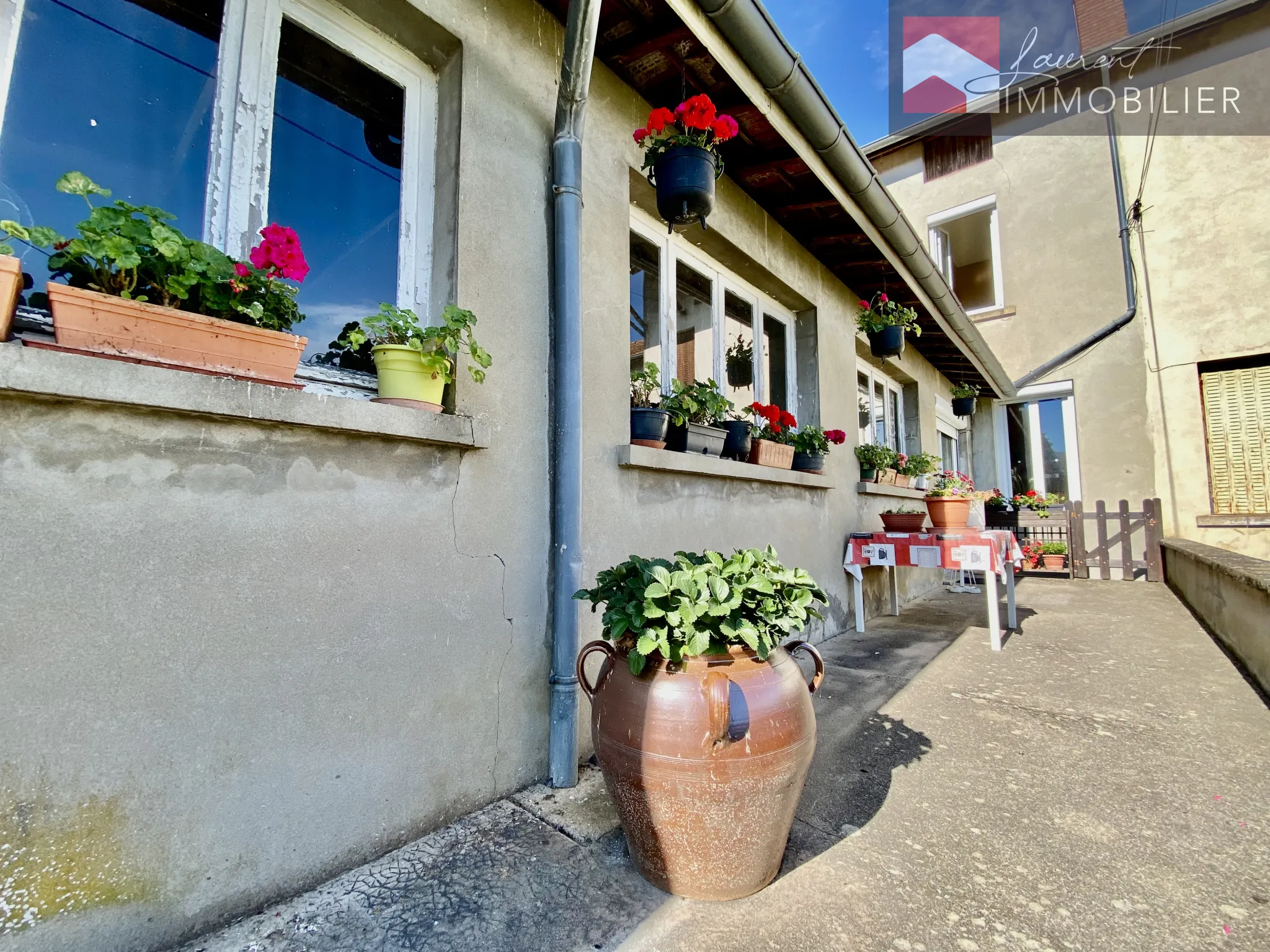 Maison de village à Romenay avec 3 chambres et terrasse ensoleillée 