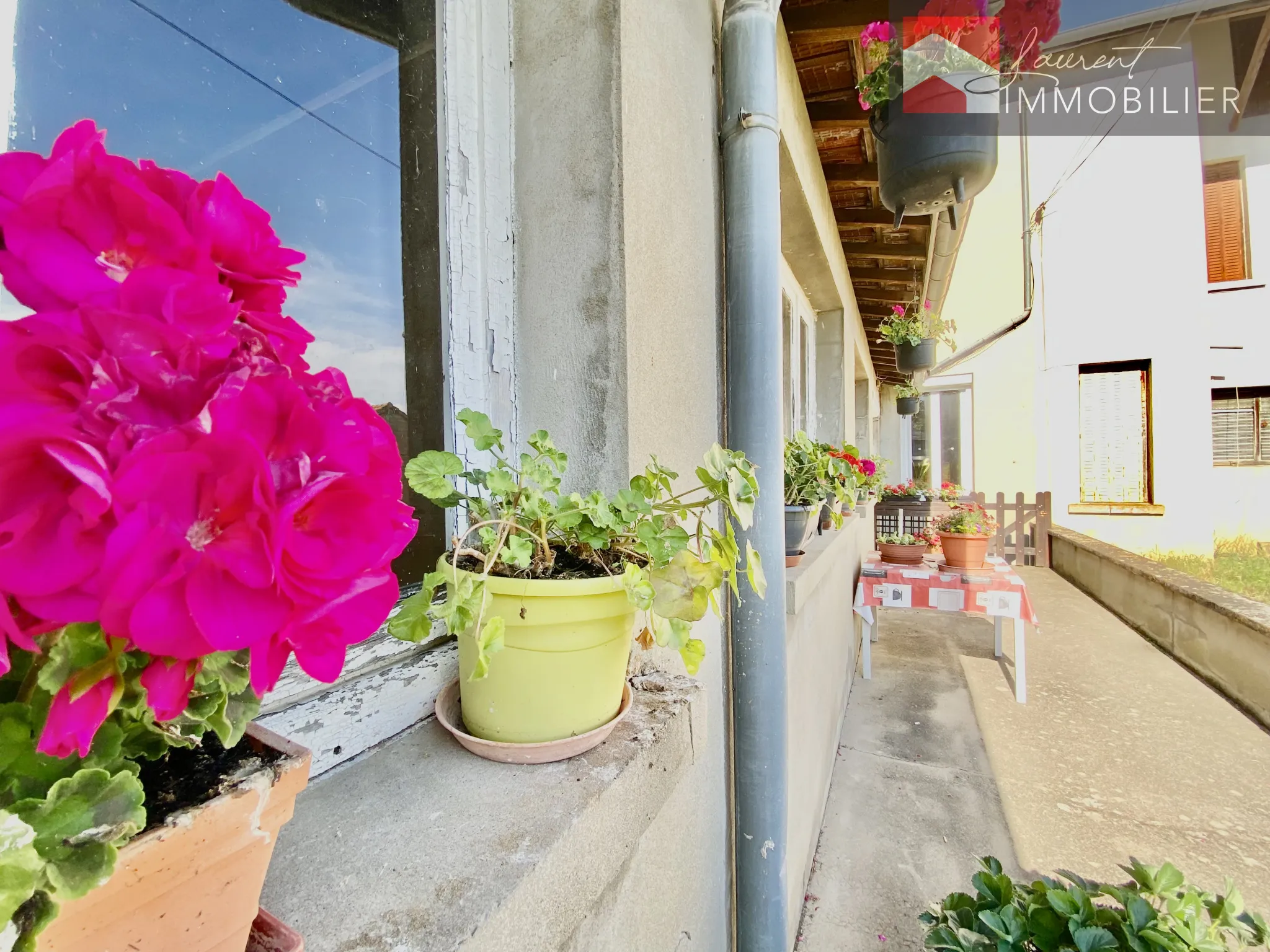 Maison de village à Romenay avec 3 chambres et terrasse ensoleillée 