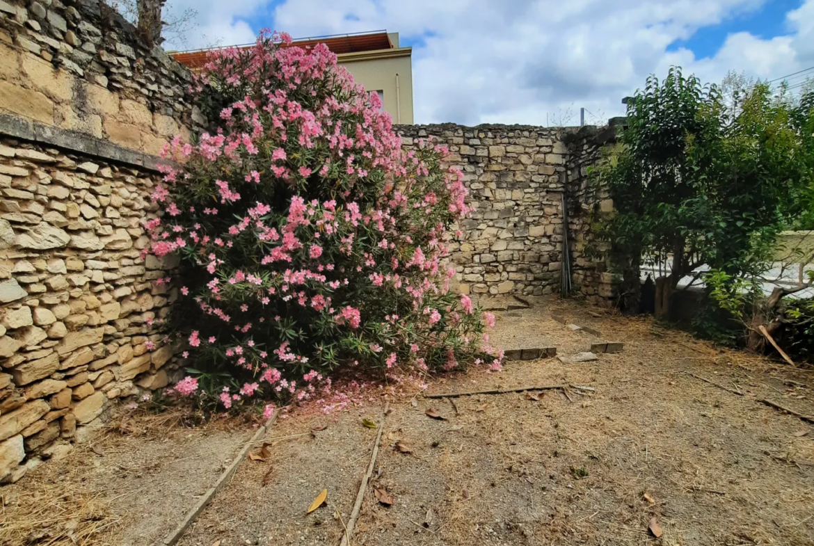 Maison de ville à vendre à Nîmes - 2 appartements avec cave 