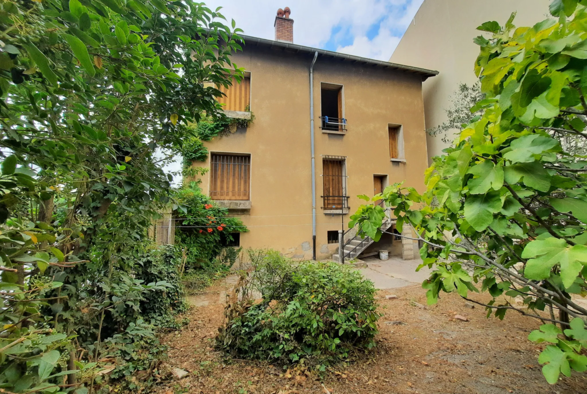 Maison de ville à vendre à Nîmes - 2 appartements avec cave 