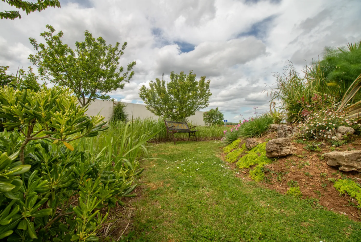 Maison de 4 Chambres à Champdolent avec Jardin Paysager et Garage 