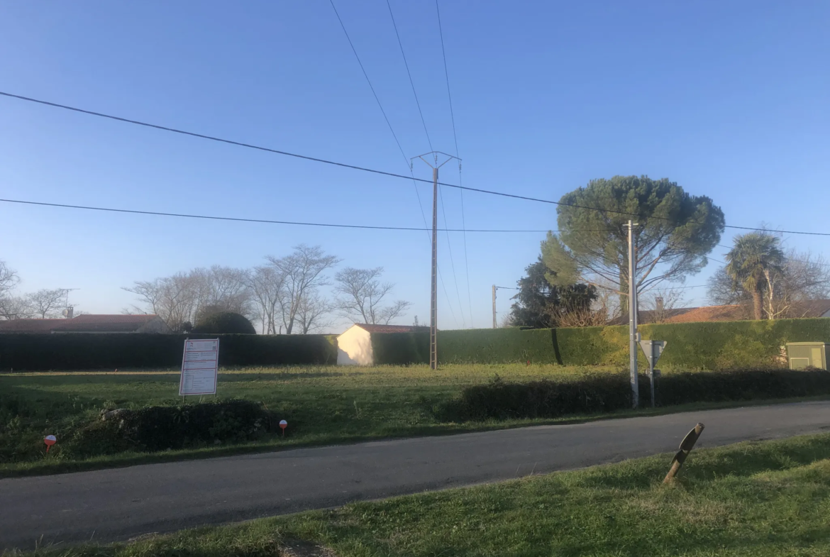 Terrain à bâtir de 810 m² à Saint-Savinien en vente 