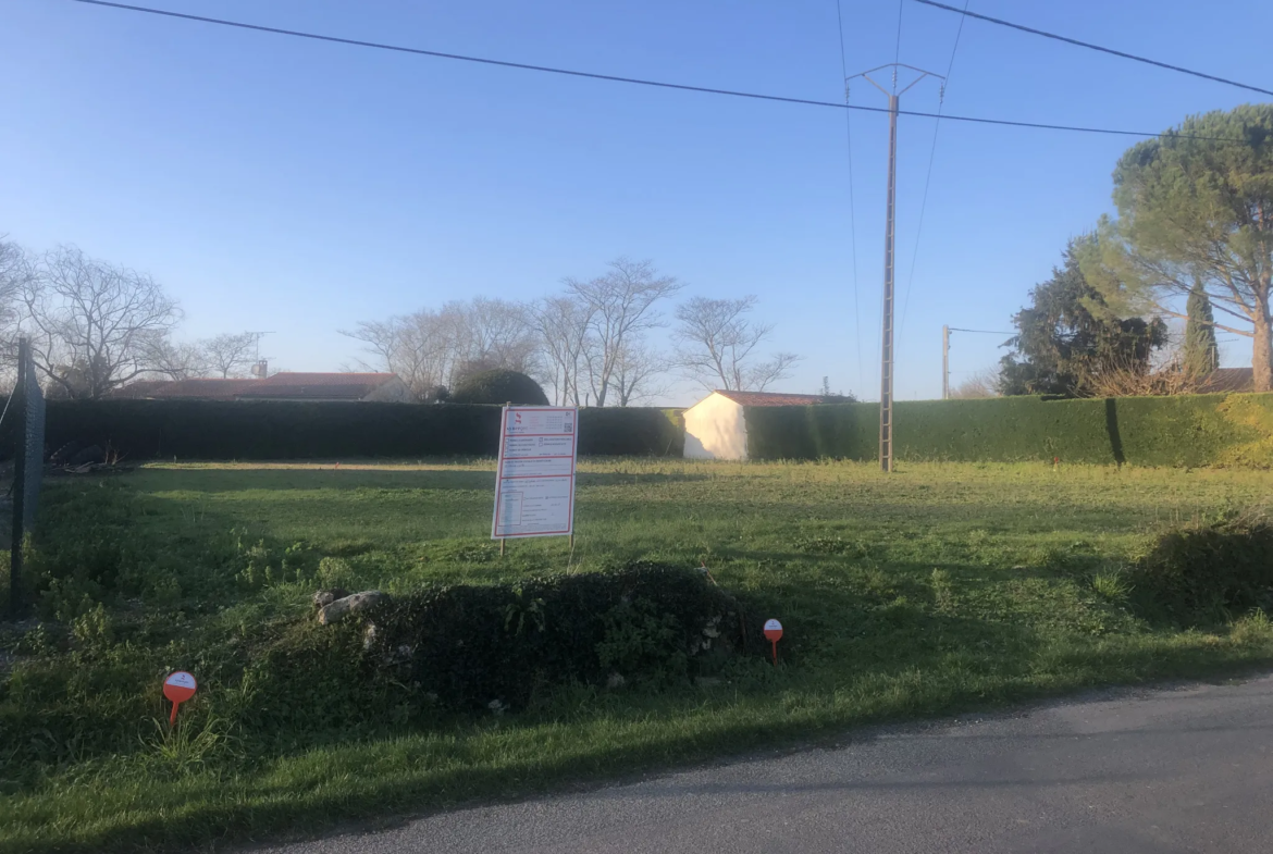 Terrain à bâtir de 810 m² à Saint-Savinien en vente 