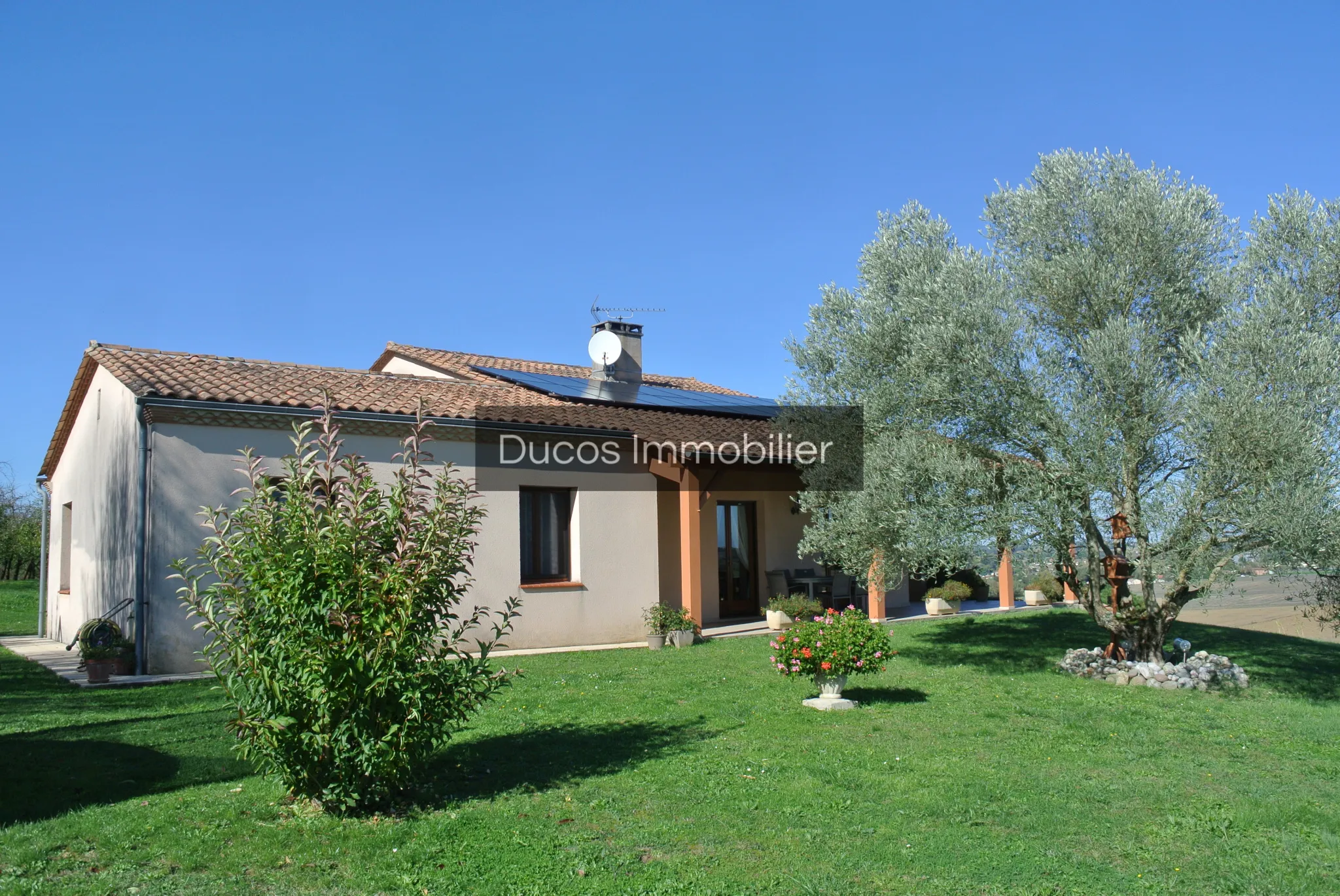 Maison traditionnelle à vendre à Seyches avec vue sur la campagne 